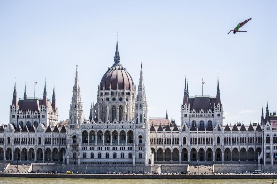 <p>Die Australierin Helena Merten springt bei der Schwimm-WM in Budapest vom 20-Meter-Turm. Im Hintergrund türmt sich die Innenstadt von Ungarns Hauptstadt auf. (Bild: Dean Treml/Red Bull via Getty Images) </p>