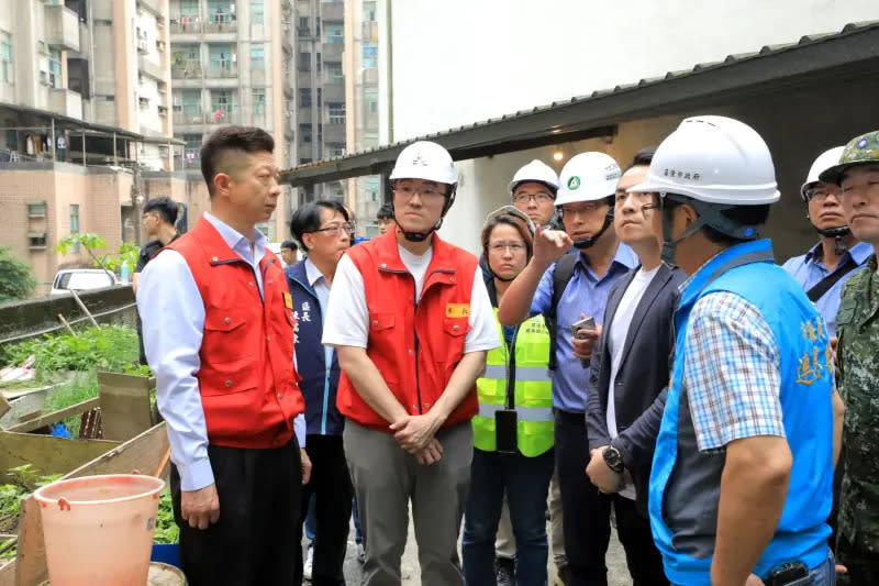 ▲基隆市長謝國樑今天下午奔赴基隆各地勘災。（圖／基隆市府提供）