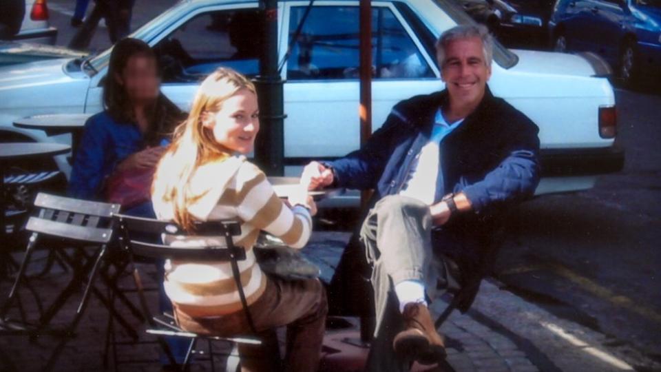 Jeffrey Epstein y dos mujeres en una terraza