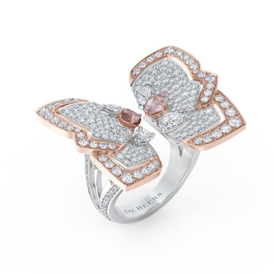 Metamorphosis by De Beers高級珠寶系列Spring蝴蝶造型戒指。NT$1,635,000（De Beers提供）