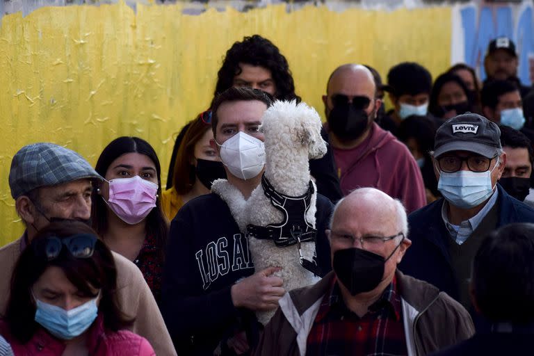 La gente hace fila para votar en un plebiscito sobre un nuevo borrador de la Constitución en Santiago, Chile, el domingo 4 de septiembre de 2022. Los chilenos están decidiendo si reemplazarán la actual Carta Magna impuesta por una dictadura militar hace 41 años. 