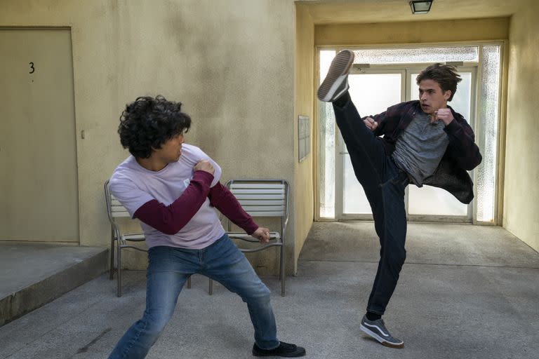 Xolo Maridueña como Miguel Diaz y Tanner Buchanan como Robby Keene en la quinta entrega de Cobra Kai