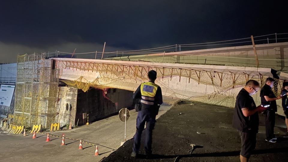 
花蓮外海今天凌晨深夜連3震，花蓮玉里鎮玉興橋新建橋面震垮，因新橋尚未通行，不影響通行。
（玉里警分局提供）