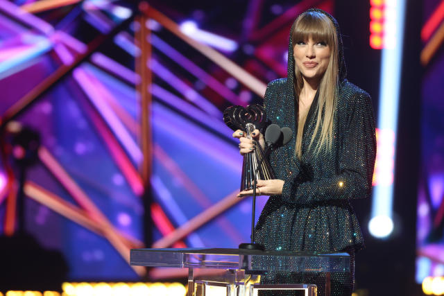 Watch Taylor Swift's Accept iHeartRadio Innovator Award From Phoebe  Bridgers