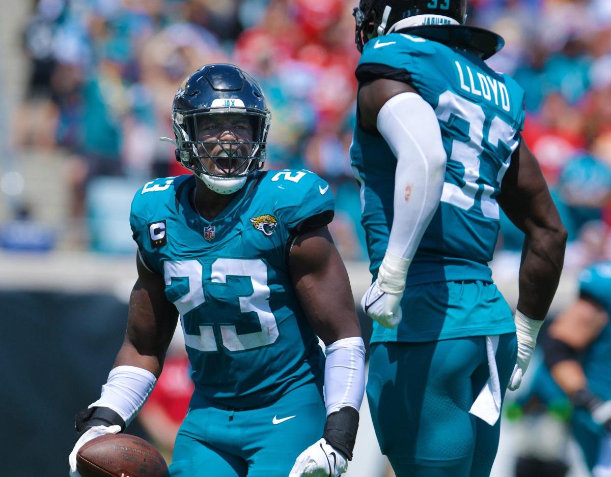 Jacksonville Jaguars linebacker Foyesade Oluokun (23) during the first half  of an NFL football game against the Baltimore Ravens, Sunday, Nov. 27,  2022, in Jacksonville, Fla. (AP Photo/Gary McCullough Stock Photo - Alamy