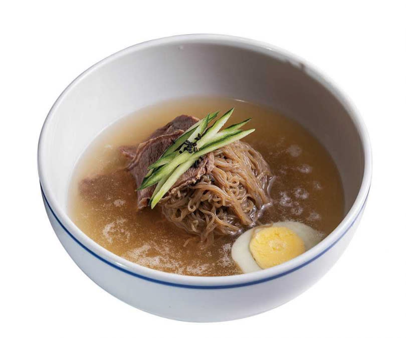 傳統的「冷麵」會使用牛骨湯，但店家認為偏濁的湯色不為台灣人喜愛，於是改以雞肉、牛肉和蔬菜一同熬湯。（259元）（圖／焦正德攝）