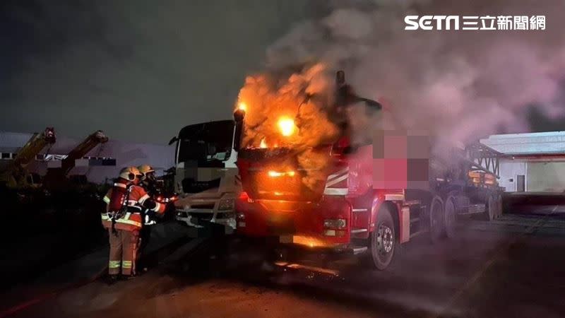 五股區深夜驚傳火燒車意外，整台車車頭慘遭惡火吞噬。（圖／警方提供）