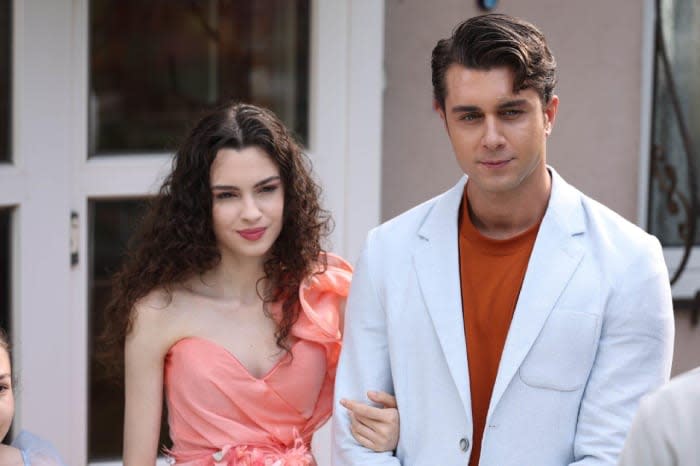 Hermanos: Asiye y Doruk asistieron juntos a la boda de Ahmet y Suzan