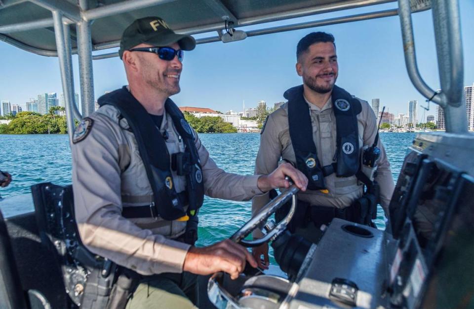 Los agentes de la FWC Tyler Dunn y George Reynaud navegan en el área de anclaje de Watson Island en Miami, durante un evento de prensa celebrado por la Comisión de Conservación de Pesca y Vida Silvestre de la Florida, junto con los departamentos de policía de la ciudad de Miami y del Condado Miami-Dade, para anunciar un esfuerzo combinado en marcha esta semana para documentar tanto los barcos abandonados en el sur de la Florida, como aquellos en riesgo de convertirse en abandonados, el martes 17 de octubre de 2023.