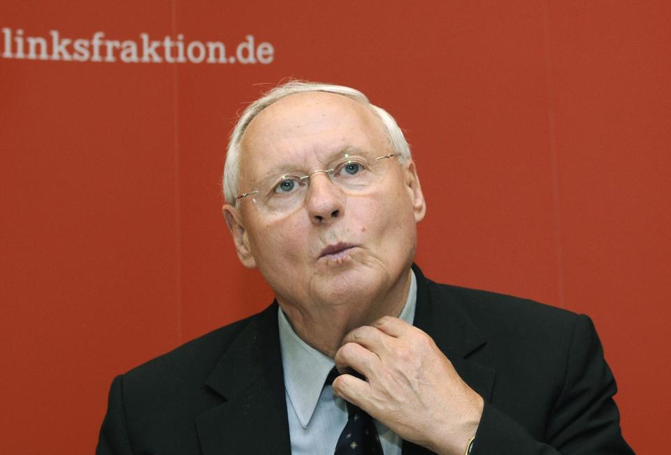 <p>Bei einem Interview mit der „Saarbrücker Zeitung“ 2011 nannte der frühere Linken-Chef Oskar Lafontaine, der 1990 noch als Spitzenkandidat für die SPD kandidierte, Merkel die „gefährlichste Frau Europas“, wegen ihrer „falschen Politik“. Merkel verstünde das Eurosystem nicht. </p>