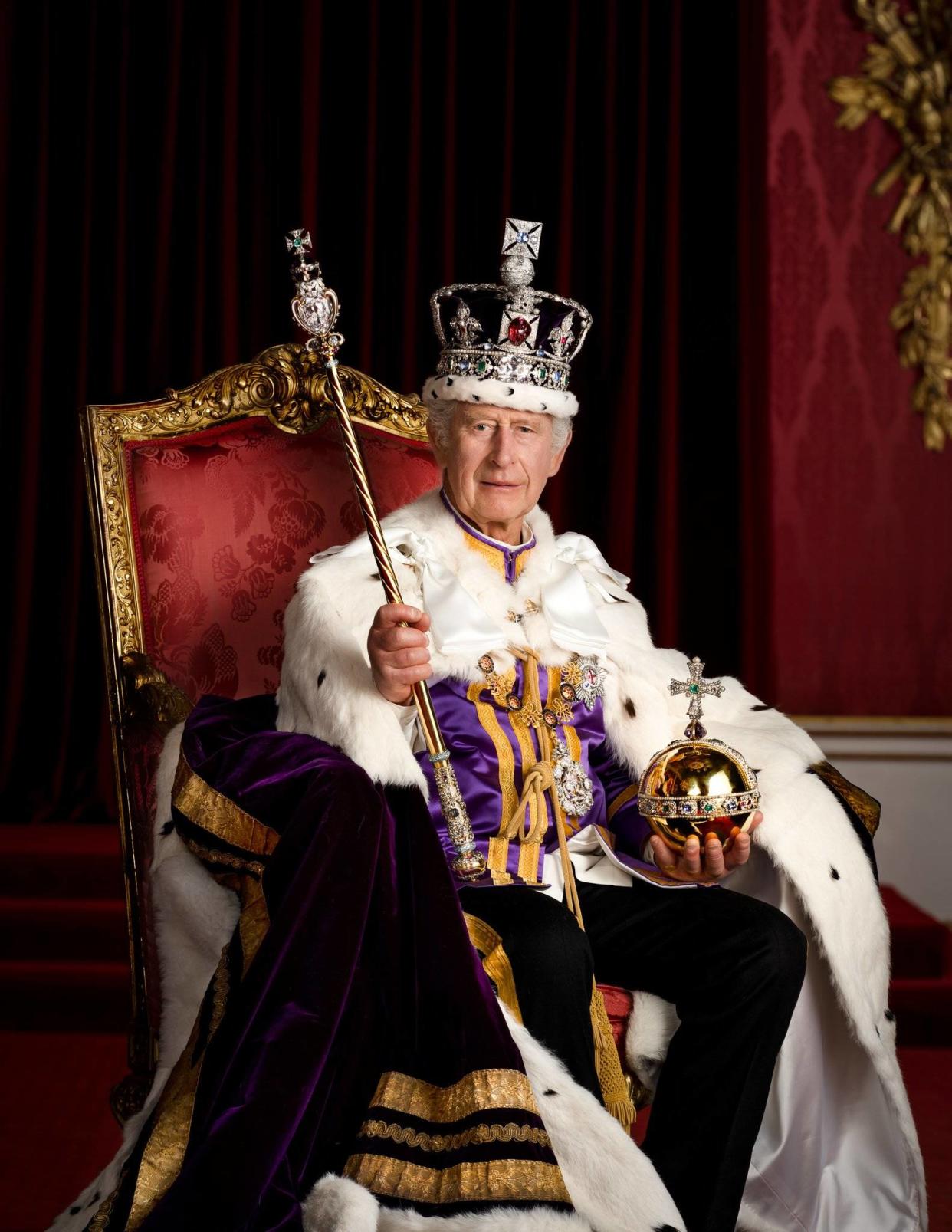 Le portrait officiel du roi Charles III d’Angleterre a été dévoilé lundi 8 mai par la couronne britannique. 