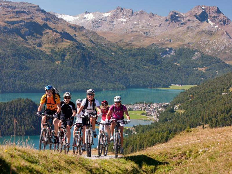 Vor traumhafter Kulisse lässt es sich am Silvaplanersee in der Schweiz toll Rad fahren. Foto: swiss-image.ch/Christof Sonderegger