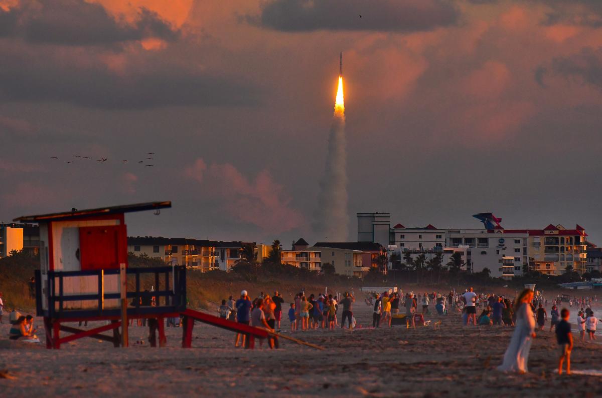 Une petite foule sur Cocoa Beach bénéficie d’un grand coup de pouce grâce au lancement après le lever du soleil