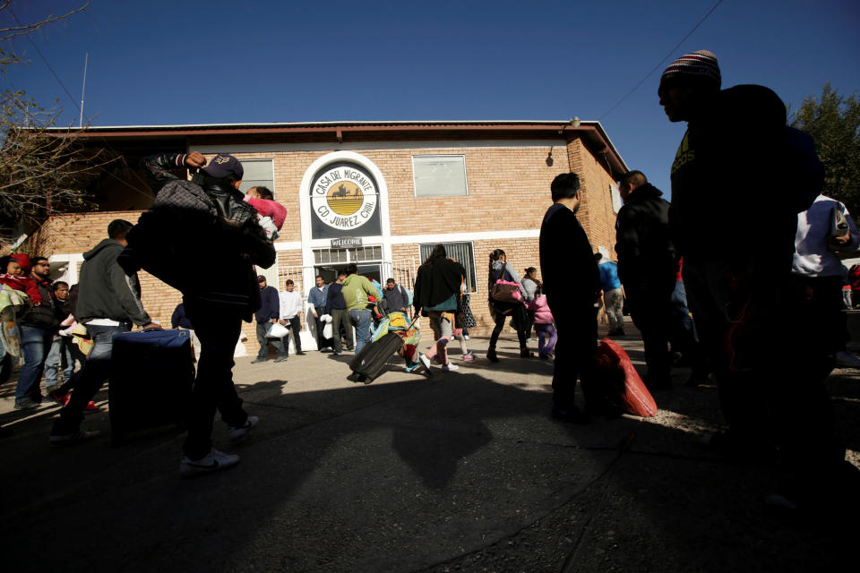 Integrantes de la caravana migrante centroamericana frente a Casa del Migrante, albergue humanitario operado por la Iglesia católica en Ciudad Juárez, urbe mexicana fronteriza con Estados Unidos, (Reuters / José Luis González)