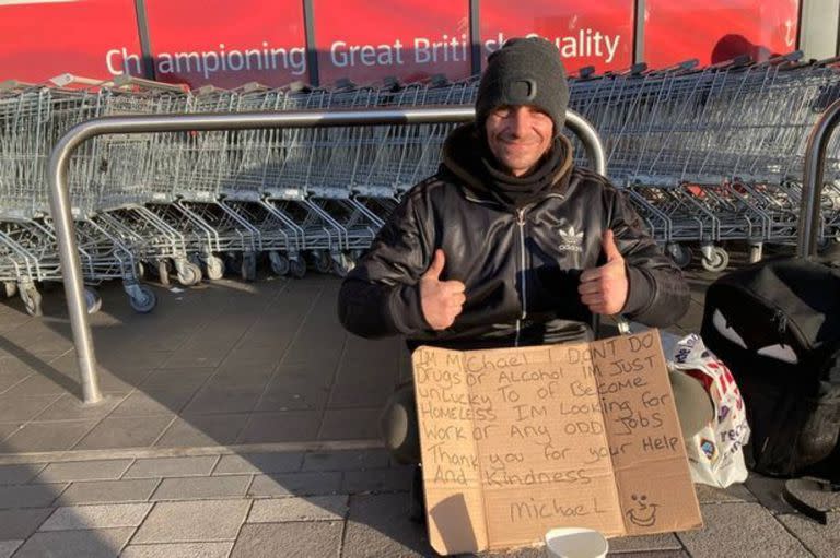 Michael vivía en la calle desde hacía dos años esperando por una oportunidad; su suerte cambió cuando sus palabras se viralizaron