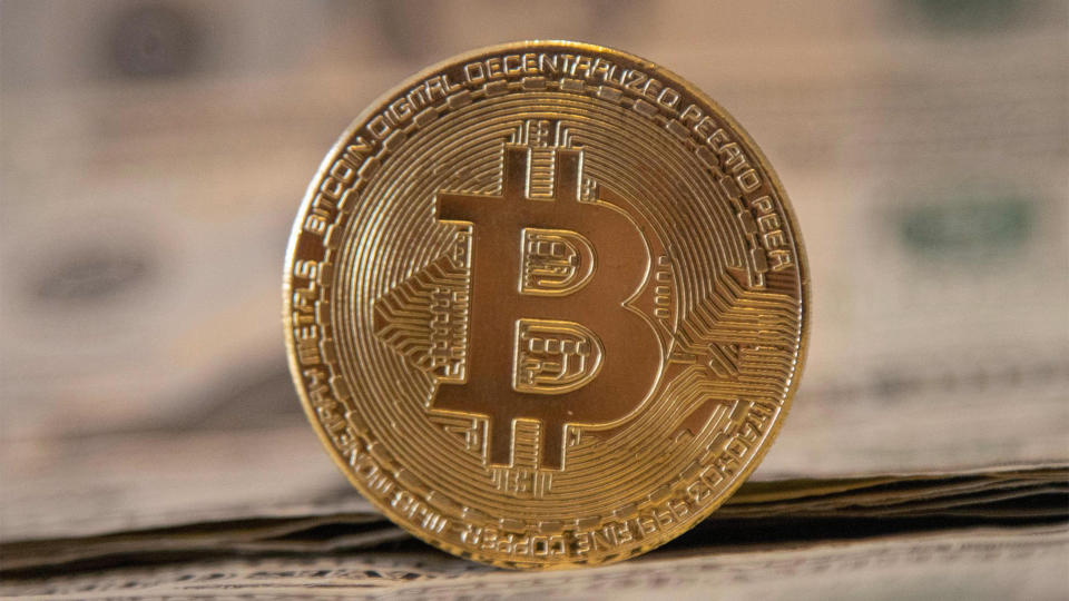 Bitcoin cayó a 62.000 dólares desde los 64.500