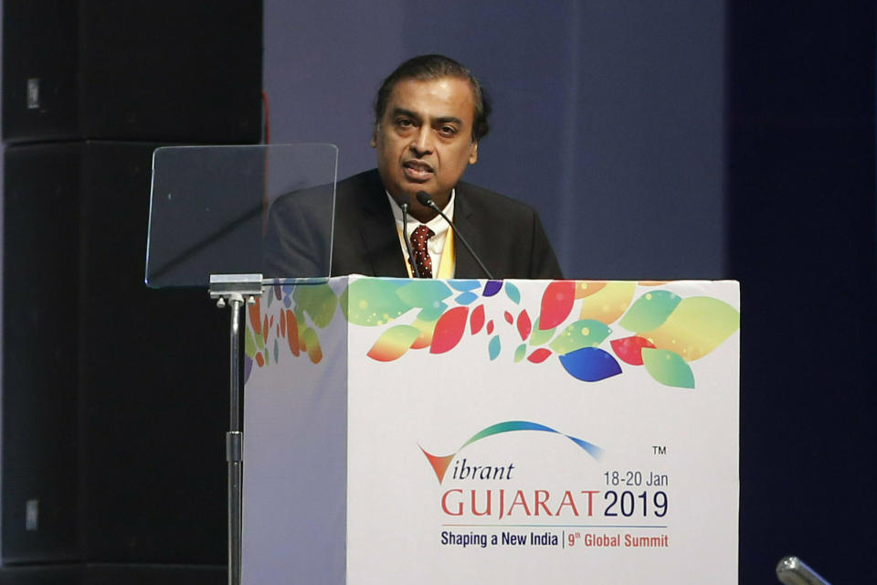 El indio Mukesh Ambani es el presidente, director general y el mayor accionista de Reliance Industries, un conglomerado de empresas con sede en Bombay dedicadas a sectores como la energía, el textil o las telecomunicaciones. Durante las primeras semanas de la crisis del coronavirus se dejó casi la mitad de su fortuna, en torno a 30.000 millones de dólares, aunque las pérdidas acumuladas actualmente son de 14.100 millones. (Foto: Ajit Solanki / AP).