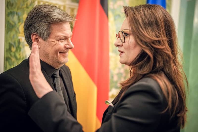 Robert Habeck (L), Germany's Economy Minister, and Julia Svyrydenko, First Deputy Prime Minister and Minister of Economy of Ukraine, hold a press conference after a meeting with business representatives. Kay Nietfeld/dpa