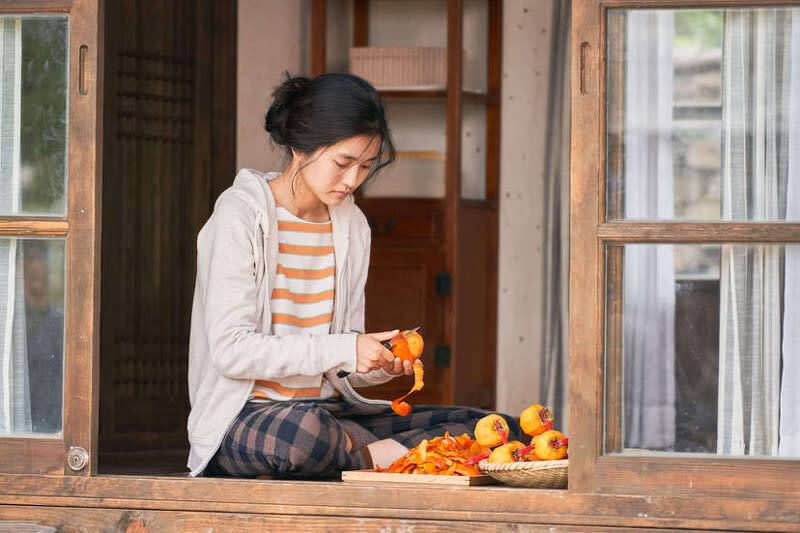 故事講述金泰梨飾演的女主角惠媛，獨自回到故鄉的房子裡生活，過著包含種菜烹飪等，自給自足的日子