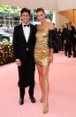 <p>Karlie Kloss, con su minivestido dorado de mangas negras, no se separó en ningún momento de su esposo, Joshua Kushner, quien lució traje negro y pajarita. (Foto: Andrew Kelly / Reuters). </p>