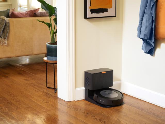 iRobot Roomba 'poopocalypse' problem, solved: This robot vacuum won't run  over pet waste - CNET