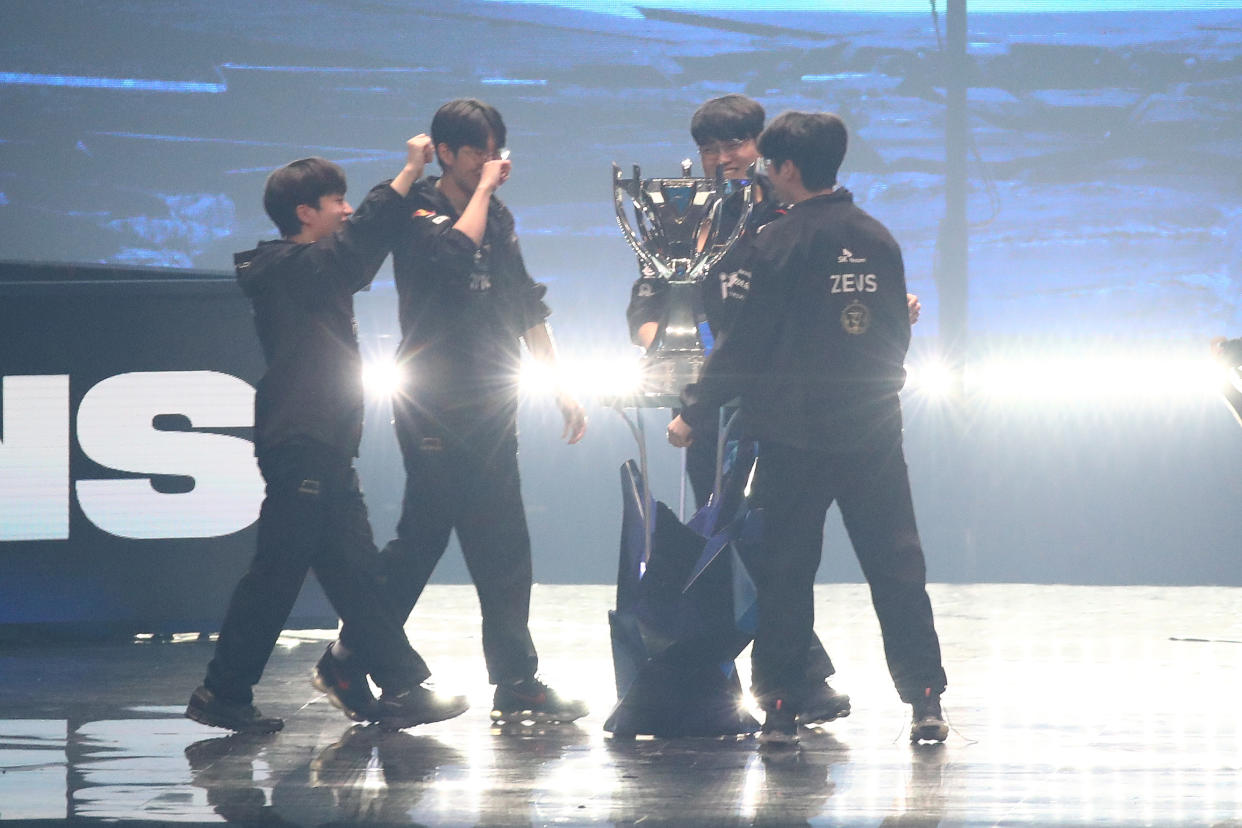 SEOUL, SOUTH KOREA - NOVEMBER 19: Team T1 celebrates their winning the League of Legends World Championship 2023 Finasl at Gocheok Sky Dome on November 19, 2023 in Seoul, South Korea. (Photo by Chung Sung-Jun/Getty Images)