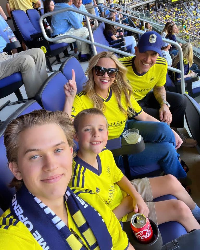 Toda la familia a la cancha para alentar al equipo de Reese Witherspoon 