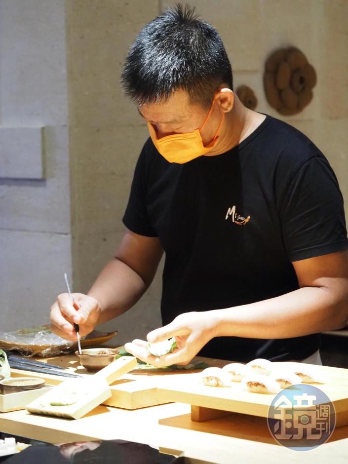 洪慶同（阿同師傅）入行33年，在台北懷石料理鼻祖「七都里」修業後獨立，創立「同壽司」「同28日式料理」，新品牌「米匠」致力走入社區。