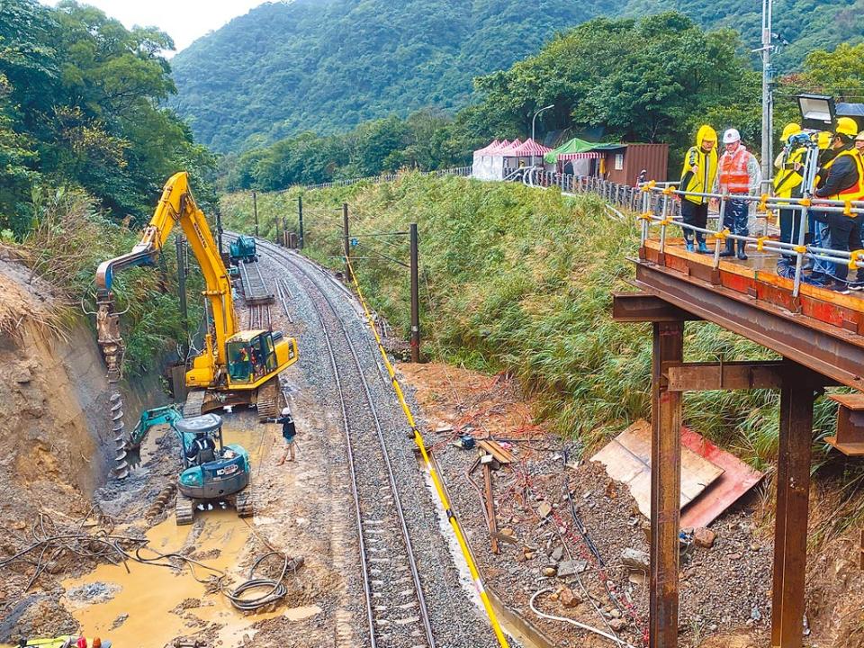 交通部長林佳龍表示，台鐵瑞芳-猴硐路段坍方搶修超前，可望提早全線通車。   圖：交通部／提供