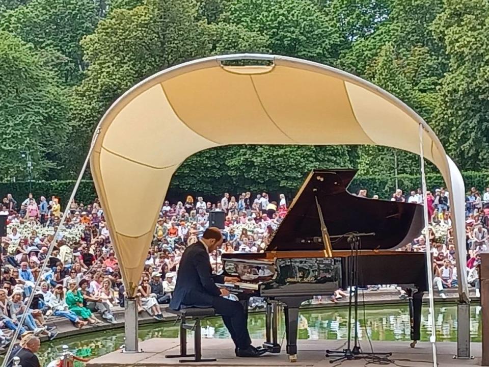 Los Jardines Reales son muy populares entre locales y visitantes ya que se celebran todos los domingos de verano conciertos gratuitos al aire libre con repertorio de Chopin.