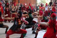 Una coreografía grupal en el Día de la Mujer en Santiago