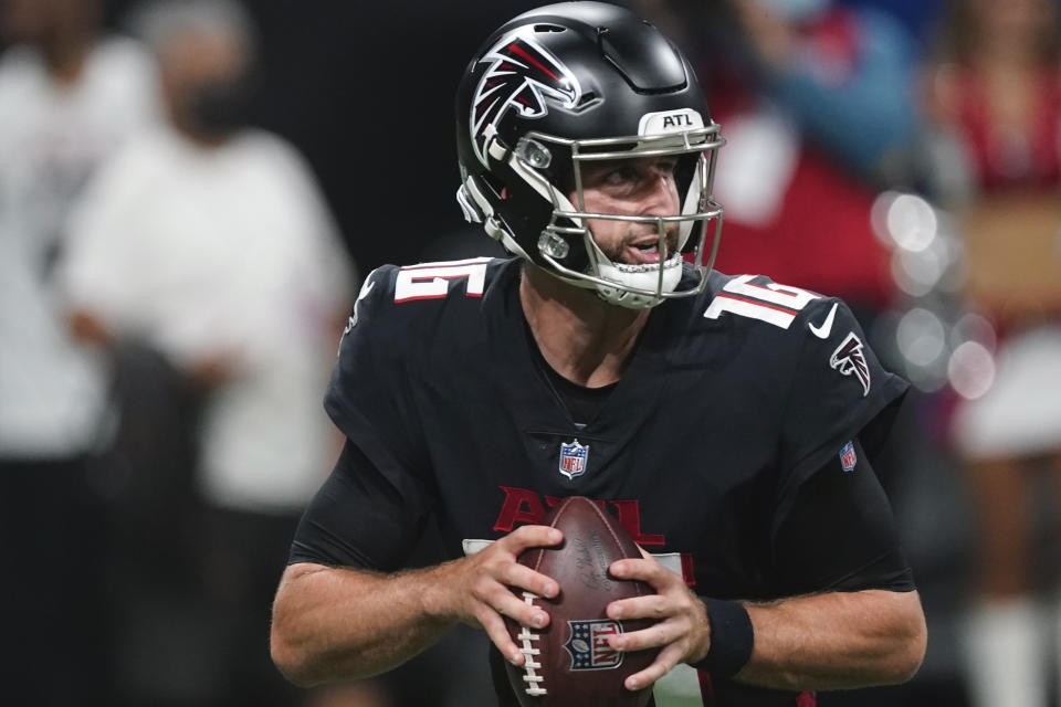 ARCHIVO - El quarterback de los Falcons de Atlanta, Josh Rosen, desarrolla su juego en la segunda mitad del partido de pretemporada de la NFL contra los Browns de Cleveland, en Atlanta, el domingo 29 de agosto de 2021. (AP Foto/John Bazemore, Archivo)