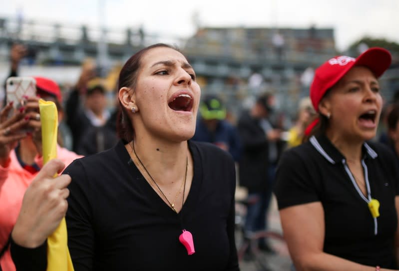 Personas marchan en una jornada nacional de protesta contra las políticas económicas y sociales del Gobierno del presidente Iván Duque en una calle de Bogotá