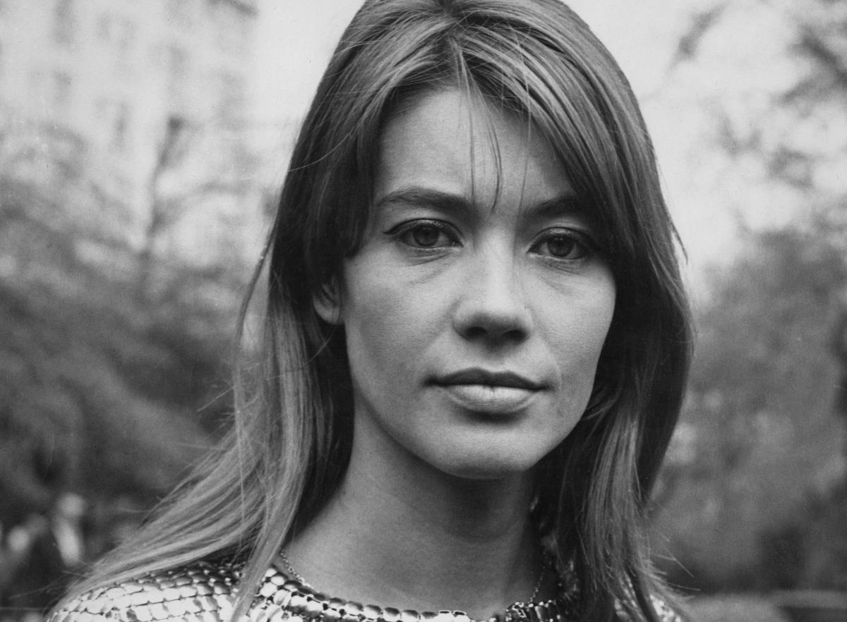 Françoise Hardy, French singer and actress who became an international icon in the 1960s, dies at the age of 80