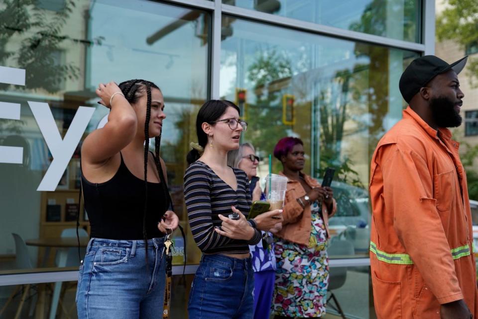 Bystanders watch as Pittsburgh police and other law enforcement personal respond to gunfire (Pittsburgh Post-Gazette)