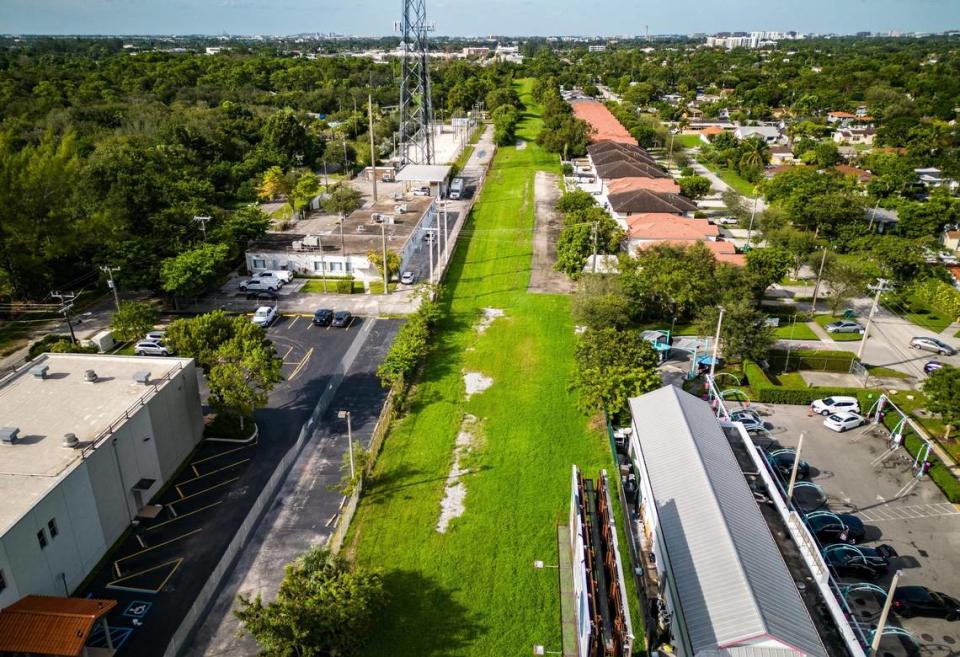 Una vista de dron mirando hacia el norte muestra una sección de la antigua vía férrea que se convertirá en el Ludlam Trail cerca de la intersección de Coral Way y Southwest 70th Avenue, en el oeste del Condado Miami-Dade.