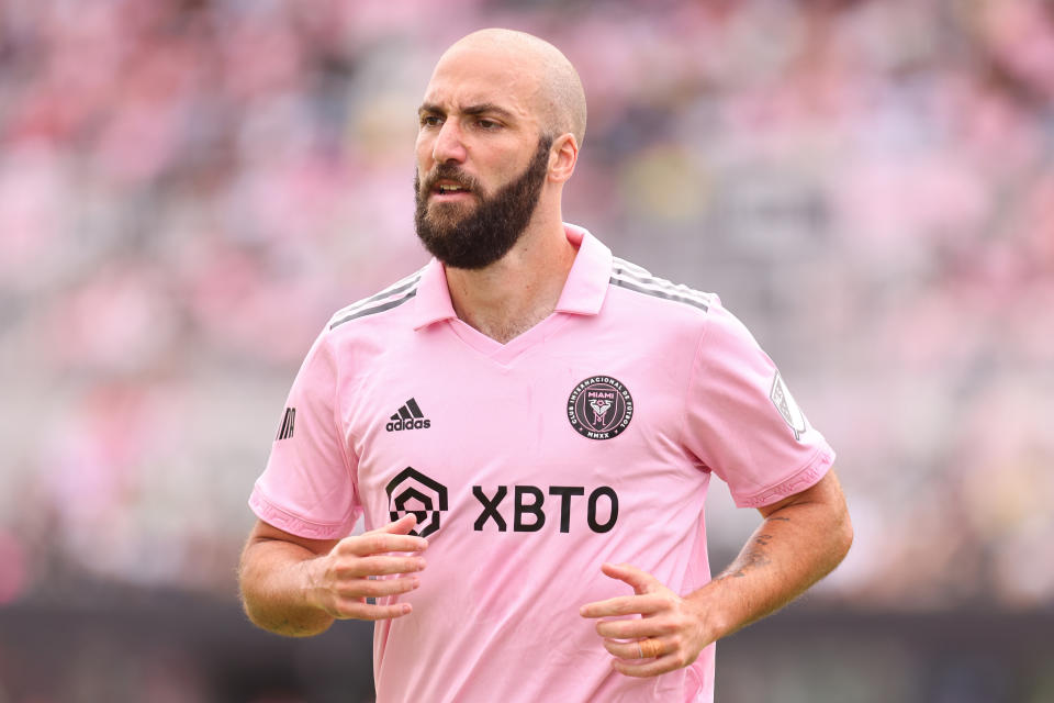 FORT LAUDERDALE, FLORIDA - APRIL 24: Gonzalo Higuaín #10 of Inter Miami CF looks on against Atlanta United during the second half at DRV PNK Stadium on April 24, 2022 in Fort Lauderdale, Florida. (Photo by Michael Reaves/Getty Images)