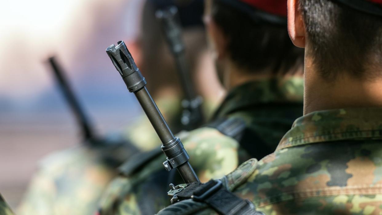 Soldaten der Bundeswehr beim Appell. Als Konsequenz aus rechtsextremistischen Vorfällen hat das Verteidigungsministerium den Militärischen Abschirmdienst beauftragt, jeden Bewerber zu durchleuchten. Foto: Patrick Pleul/Symbol