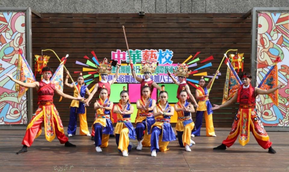 中華藝校「創意民俗舞團」將代表高市赴日參加八王子祭進行文化交流。　（記者王正平攝）