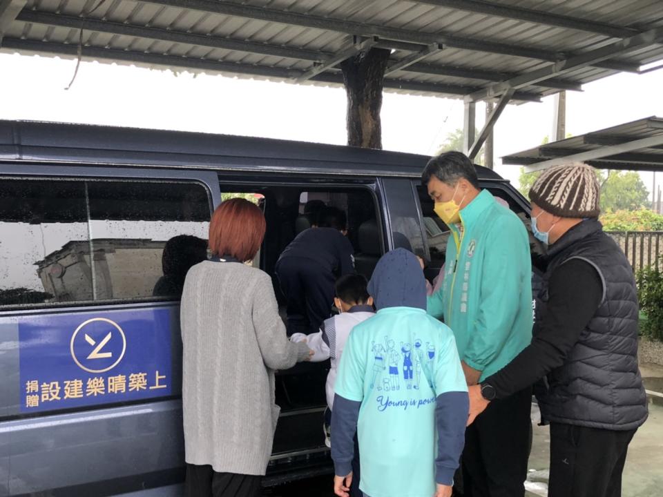 雲林建設公司在邱議員媒合贈八十萬元車，一圓育幼院童夢想成真。（記者陳正芬攝）