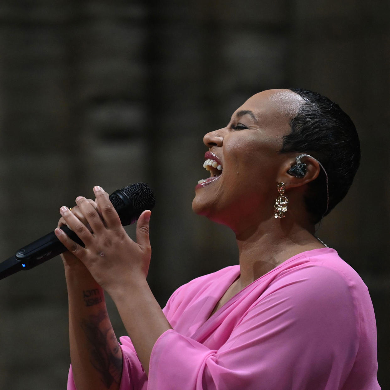  Singer Emeli Sandé facing camera. 