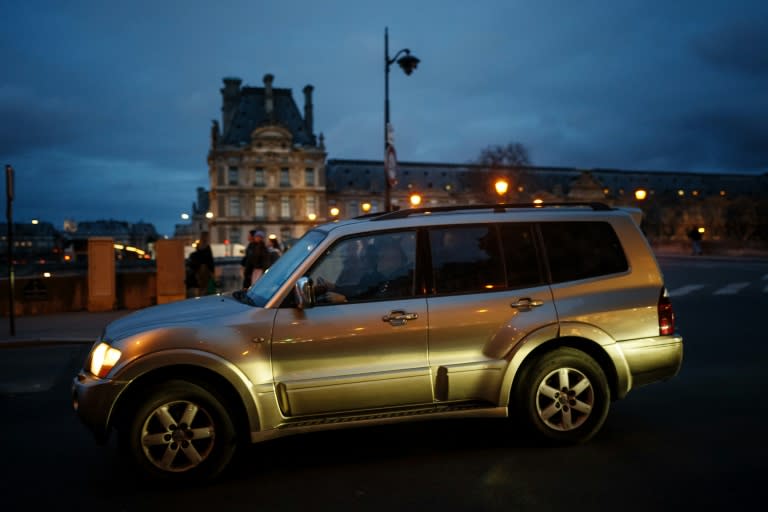Paris-Besucher mit Geländewagen müssen von September an mit Parkgebühren von 18 Euro pro Stunde rechnen. Die Einwohner der französischen Hauptstadt stimmten am Sonntag mit knapper Mehrheit für die Verdreifachung der bisherigen Gebühren. (Dimitar DILKOFF)