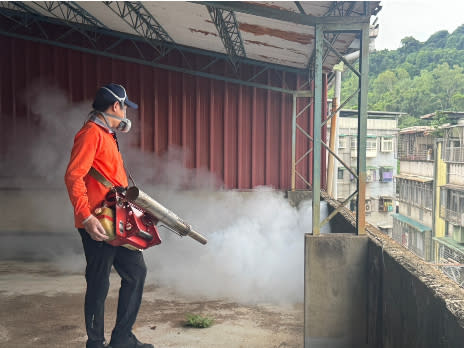 新北市衛生局在中和區秀峰街進行噴灑消毒作業。(新北市衛生局提供)