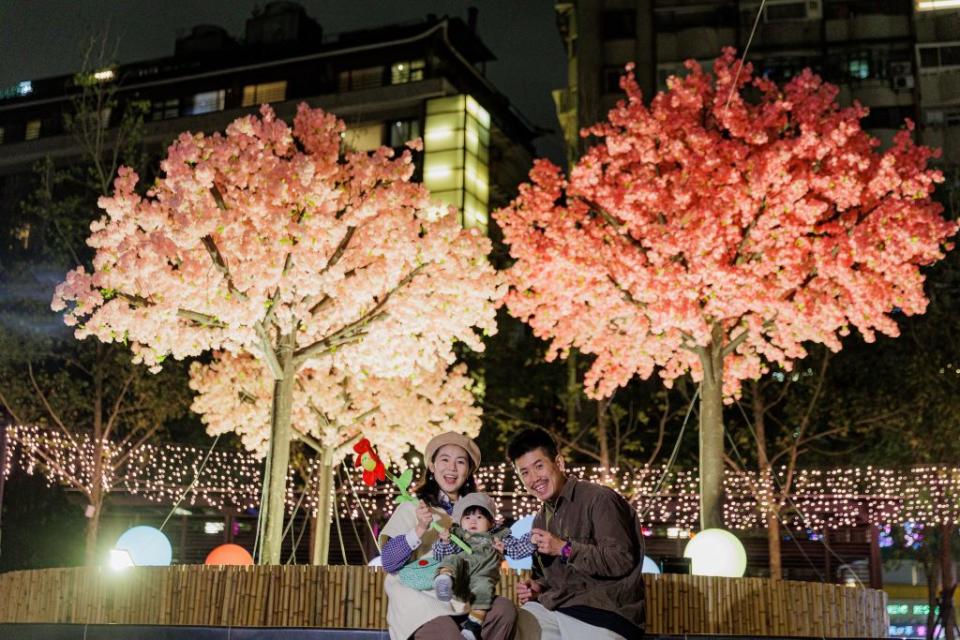 跨年主題櫻花樹燈飾打造夢幻夜櫻場景。（北市觀傳局提供）