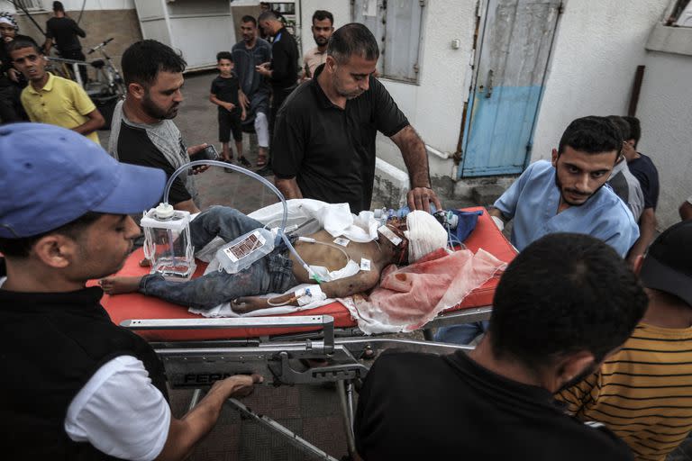 Un niño palestino herido es trasladado al hospital Al-Najjar tras un ataque aéreo israelí