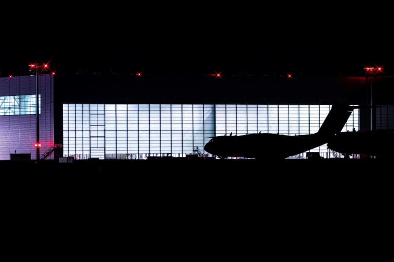 Airbus A400M transport aircraft from the German Air Force park at Wunstorf Air Base in the Hanover region.  Due to the feared escalation in the Middle East, the Bundeswehr is ready for a major operation to evacuate German citizens.  Moritz Frankenberg/dpa