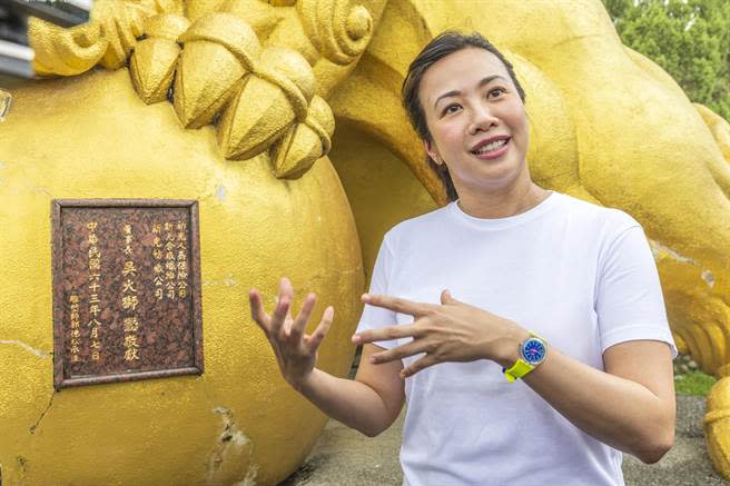 吳火獅在民國63年捐贈給義民廟一對大石獅，吳欣盈介紹爺爺在各地捐贈石獅，不是因為爺爺名字中有「獅」，是寺廟剛好有需要。（羅浚濱攝）