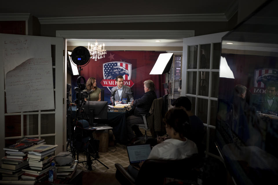 Stephen Bannon durante una grabación de su pódcast “War Room” en un estudio en el sótano de su casa en Washington, el 4 de octubre de 2023. (Erin Schaff/The New York Times).