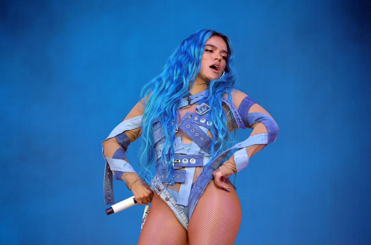 Karol G shows off her impeccable figure in a white bikini top during a  steamy performance as she makes a splash at the 2023 Billboard Music  Awards, qlona karol g