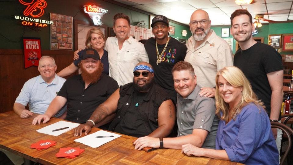 Pictured (L-R, front row): Red Street Records Owner/Chairman Dan Crocket, Andrew Millsaps of Neon Union, Leo Brooks of Neon Union, Red Street Records Owner/CEO Jay Demarcus and Red Street Records Senior Director of A&R Kelly King; (L-R, back row): Red Street Records Consultant Kelly Rich, JAB Entertainment’s Aaron Benward, Jimmie Allen, Red Street Records SVP Promotion & Artist Development Alex Valentine, and Red Street Records’ Harrison Sokoloff